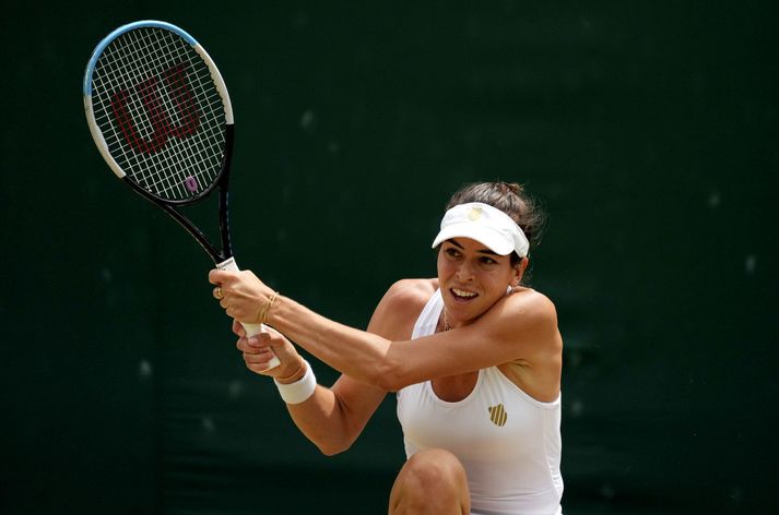 Hin ástralska Ajla Tomljanovic komst áfram á Wimbledon mótinu eftir sigur á Jelena Ostapenko frá Lettlandi.