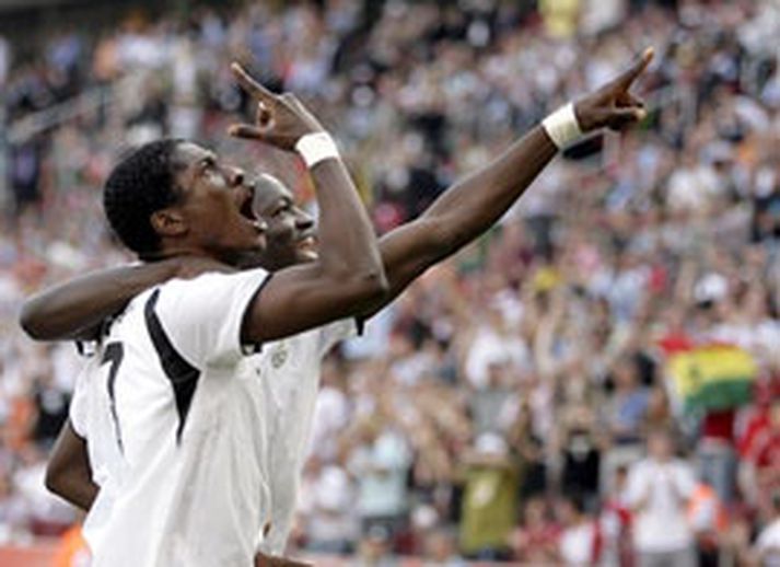 Asamoah Gyan fagnar marki sínu ásamt Sulley Ali Muntari