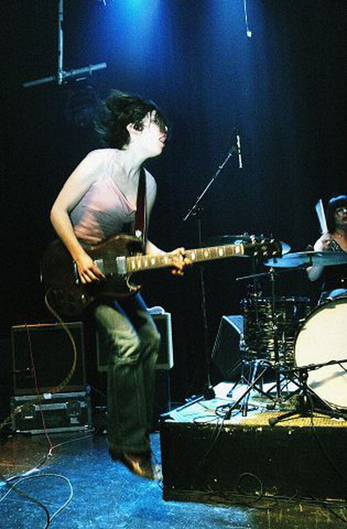 Gítarleikari Sleater-Kinney, Carrie Brownstein, lék við hvern sinn fingur á tónleikunum.