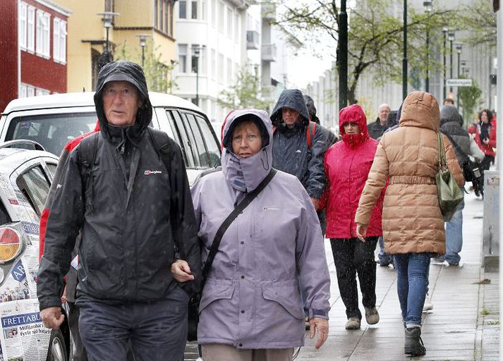 Ferðamenn hafa ekki lágið rigningu undanfarinna daga stöðva sig í kynnisferðum, líkt og glögglega mátti sjá á Skólavörðustíg fyrir helgi.