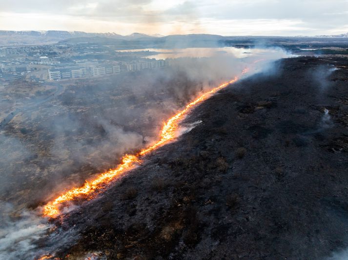 Slökkviliðið barðist við gróðurelda nærri Elliðavatni í gær. 