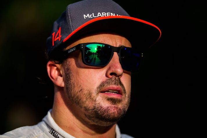 Fernando Alonso heldur áfram með McLaren, þrátt fyrir þrjú erfið ár.