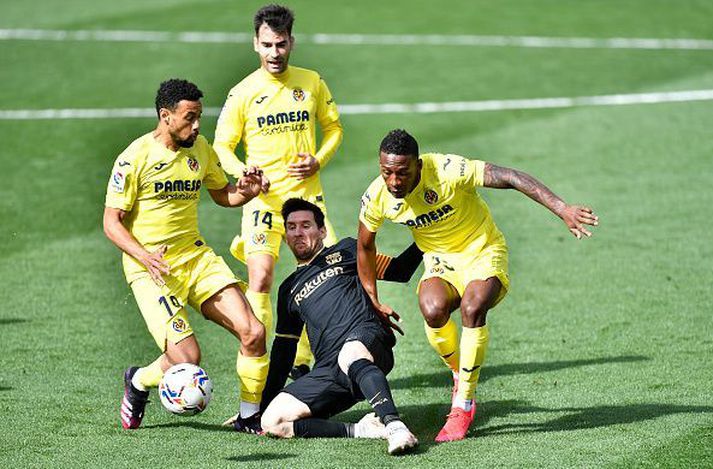 Messi umkringdur þremur Villareal mönnum í dag.