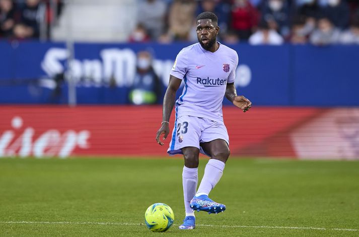 Samuel Umtiti skrifaði undir nýjan samning við Barcelona í dag.