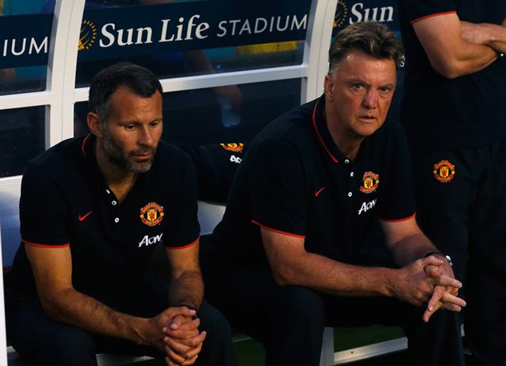 Louis van Gaal og Ryan Giggs íbyggnir á varamannabekk United í gær.