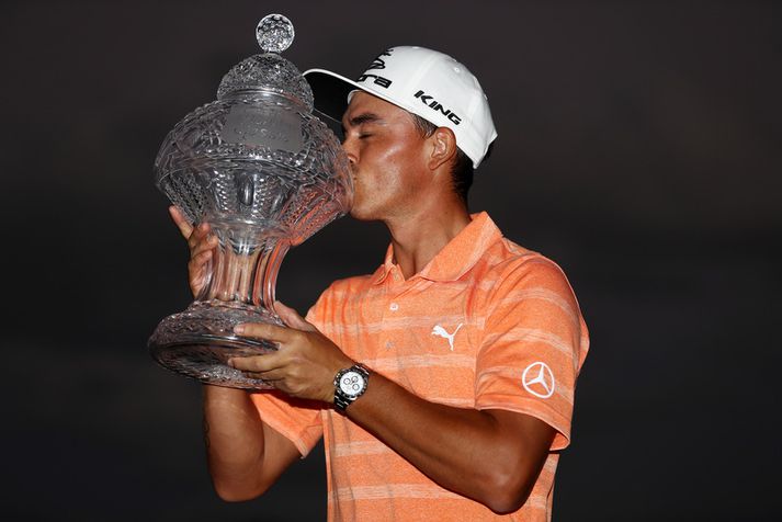 Rickie Fowler kyssir bikarinn.