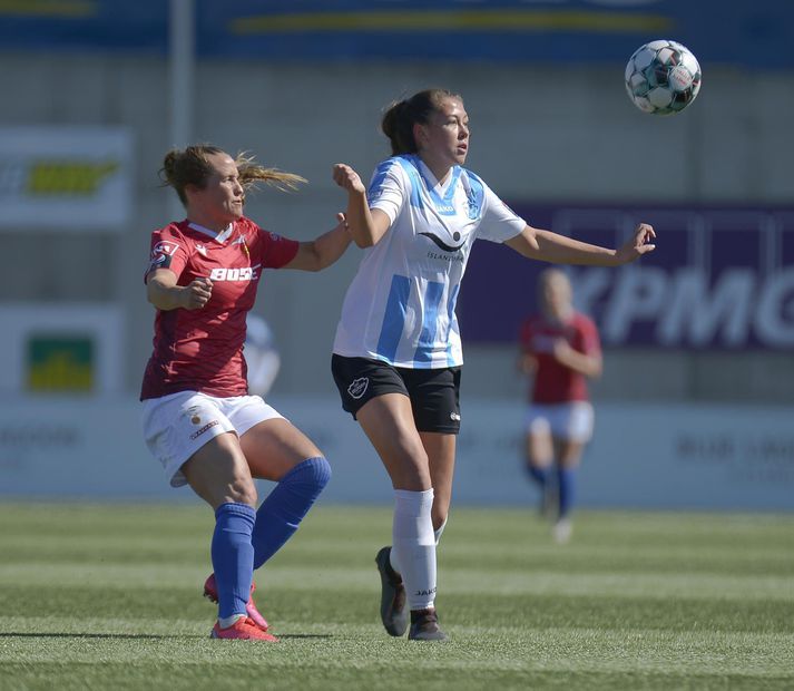 Fanndís Friðriksdóttir og Áslaug Dóra Sigurbjörnsdóttir horfa einbeittar á boltann á Hlíðarenda í dag.