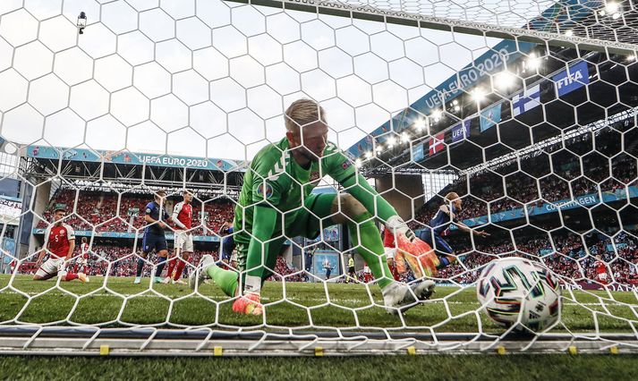 Kasper Schmeichel horfir á boltann í netinu eftir skalla Finnans Joel Pohjanpalo.