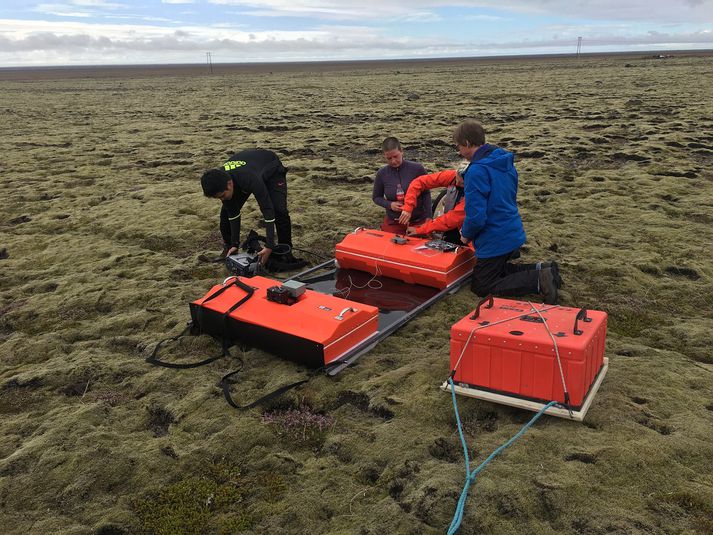 Hópurinn setur saman GPR-mæla á sléttum nærri Hofi í Öræfum. Með þeim leituðu þau að merkjum um gjóskuflóð frá eldgosinu í Öræfajökli árið 1362.