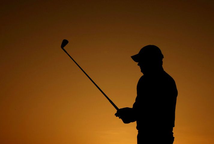 Þessi ótrúlega mynd var tekin þegar að Graeme McDowell var að slá upphafshöggið sitt á sautjándu holu. Hann kláraði og náði meira að segja fugli á átjándu.