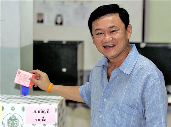 Thaksin Shinawatra, forsætisráðherra, greiðir atkvæði í kosningunum.