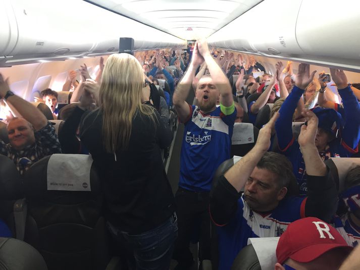 Stuð og stemning í vélinni.