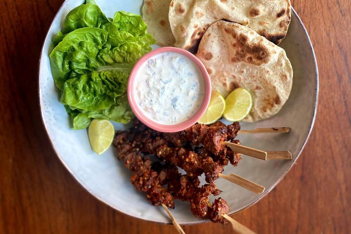 Lamba kebab með feta-agúrku jógúrtsósu