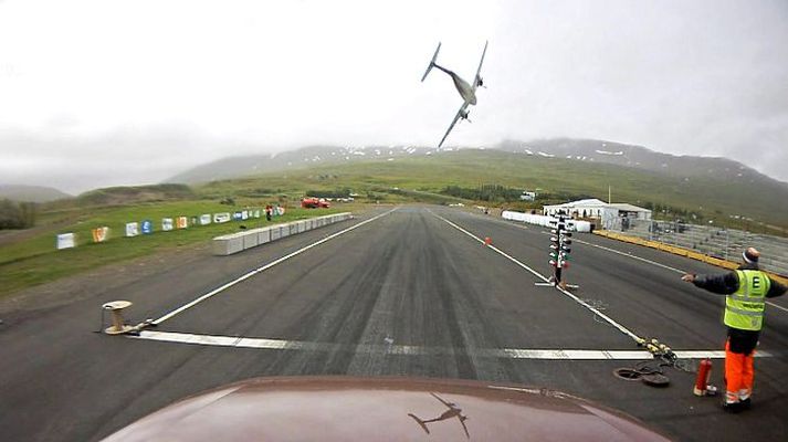 Óhug sló á áhorfendur á aksturskeppni í Hlíðarfjalli þegar lágflug yfir brautina endaði með skelfingu.