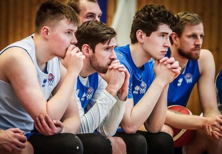 Kristinn Pálsson, Jón Axel Guðmundsson, Styrmir Snær Þrastarson og Haukur Helgi Pálsson hlusta sér á Baldur fara yfir málin.