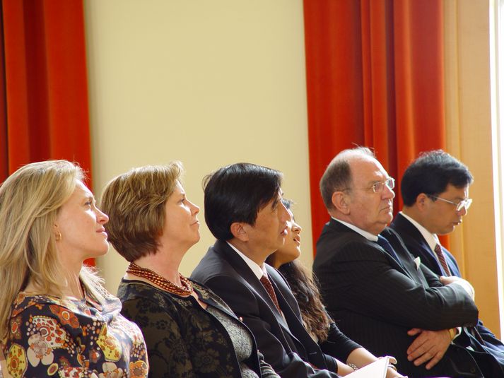 Þorgerður Katrín Gunnarsdóttir, menntamálaráðherra, ásamt Kristínu Ingólfsdóttur, rektor Háskóla Íslands, og kínverskum ráðamönnum.