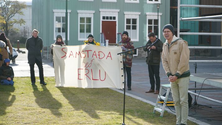 Tryggvi Rúnar er einn skipuleggjenda samstöðufundarins með Erlu Bolladóttur. Hér er hann að ávarpa viðstadda á Austurvelli.