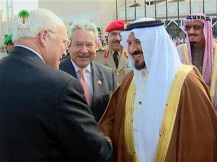 Abdullah Jórdaníukonungur þar sem hann heilsar Dick Cheney, varaforseta Bandaríkjanna.
