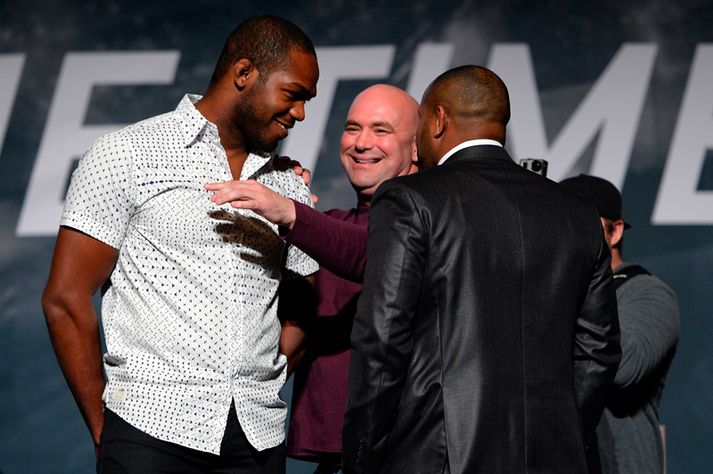 Dana White stígur hér á milli Jones og Cormier.