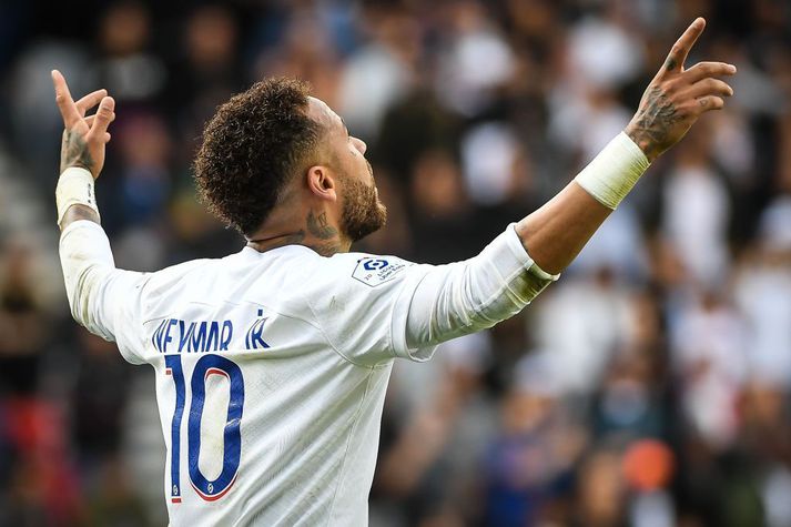 Neymar fagnar í dag.