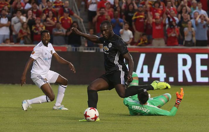 Lukaku skorar sitt fyrsta mark fyrir Manchester United.