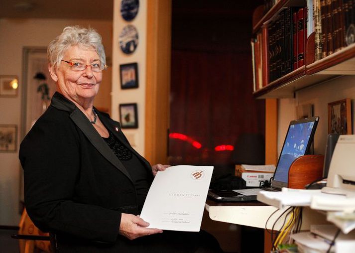 Nýstúdent Guðrún Ísleifsdóttir lauk í vikunni stúdentsprófi frá Menntaskólanum í Hamrahlíð. Hún stefnir að háskólanámi.Fréttablaðið/Valli