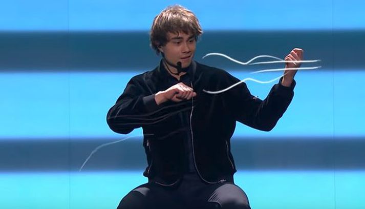 Alexander Rybak á sviðinu í kvöld.