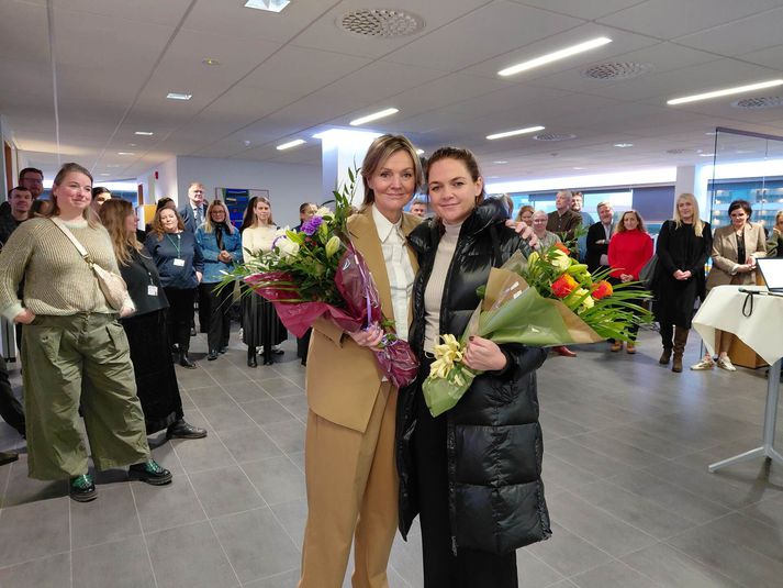 Ráðuneytisstjórarnir Ásdís Halla Bragadóttir og Erna Kristín Blöndal hafa skipst á ráðuneytum.