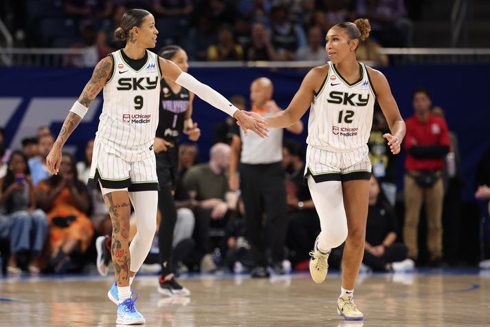 Natasha Cloud (til vinstri) gagnrýndi þá sem köstuðu kynlífsleikföngum inn á völlinn í leik Chicago Sky og Golden State Valkyries.