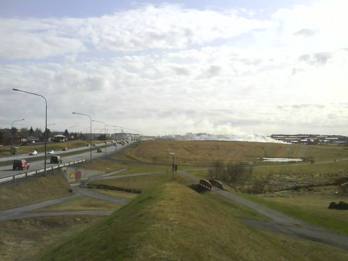 Mikinn reyk leggur frá brunanum.