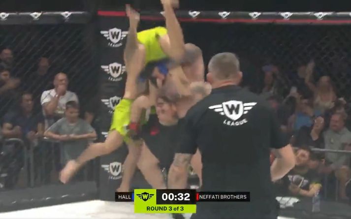 Eddie Hall hafði ekki mikið fyrir því að hefja Neffati-bræðurna á loft.