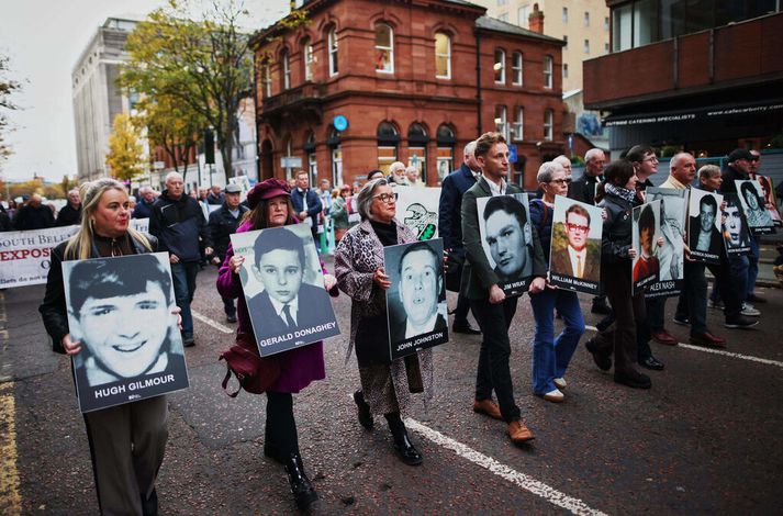 Ættingjar og stuðningsmenn fórnarlamba breska hersins á blóðuga sunnudeginum héldu á myndum af þeim fyrir utan dómshúsið í Belfast í dag.