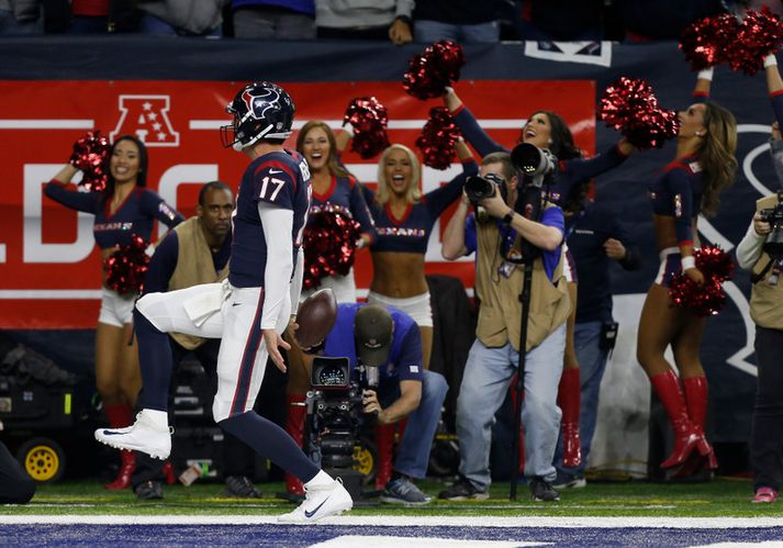 Brock Osweiler fagnar en hann leiddi Houston Texans til sigurs.