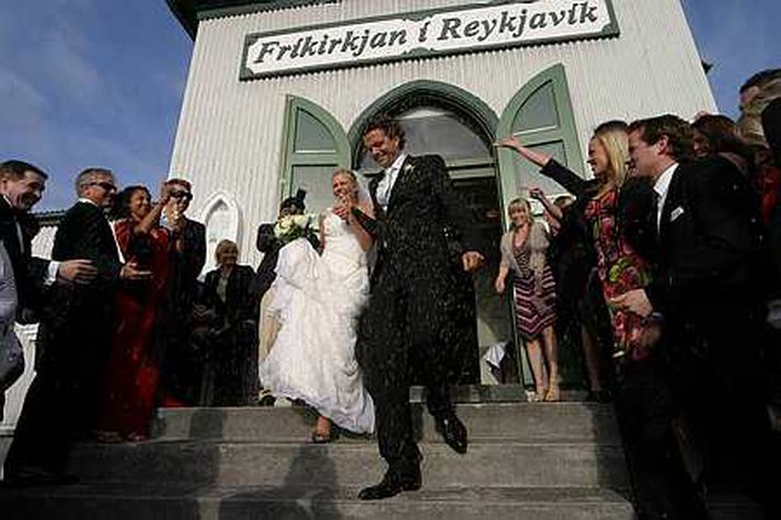 Fjölmörg pör verða gefin saman á morgun.