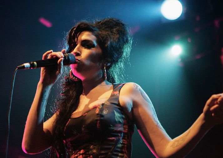 Vandræðagemlingurinn Amy Winehouse hefur frestað fyrirhuguðum tónleikum sínum.