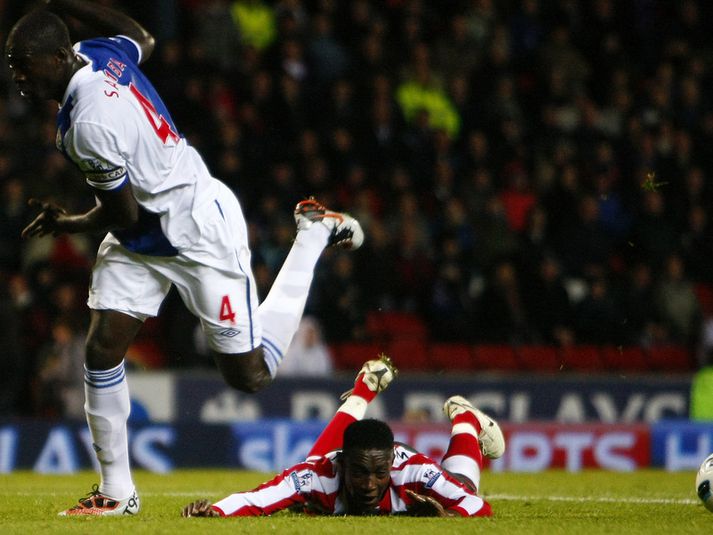 Chris Samba sést hér búinn að brjóta á Danny Welbeck.