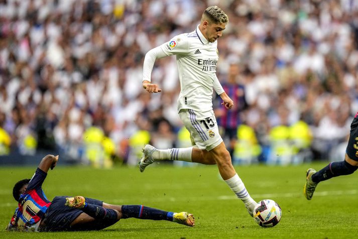 Federico Valverde á ferðinni með boltann í leik Real Madrid og Barcelona um helgina.