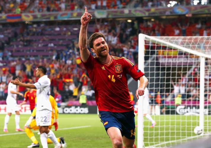Xabi fagnar fyrra marki sínu í kvöld.