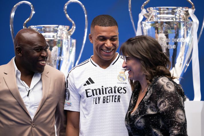 Kylian Mbappé með föður sínum Wilfried Mbappé og móður sinni Fayza Lamari þegar Mbappé var kynntur sem leikmaður Real Madrid á Estadio Santiago Bernabeu í vikunni.