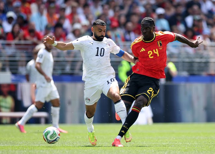 Úr leik kvöldsins. Mohamed Salah, fyrirliði Egyptalands í baráttunni við Amadou Onana