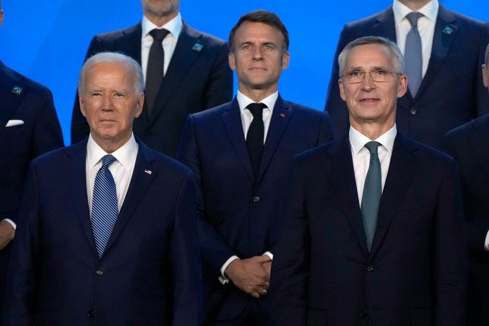 Macron er staddur á fundi Nató í Washington en opið bréf hans til þjóðarinnar rataði í fjölmiðla í gær.