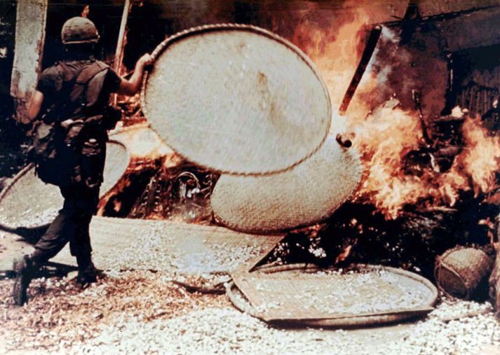 Bandarískur hermaður brennir hús í My Lai í Víetnam 16. mars 1968. Hundruð varnarlausra þorpsbúa voru myrtir og pyntaðir þegar hermenn í leit að liðsmönnum Víetkong gengu þar berserksgang.