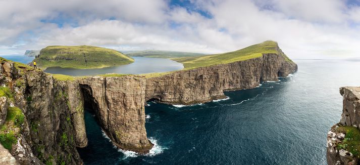 Horft af Þrælanípu í átt að Leitisvatni, eða Saurvogsvatni. Flugvöllurinn í Vogum er við botn vatnsins.