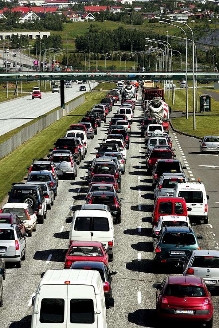 Búist er við að umferðin fyrir verslunarmannahelgina í ár verði talsvert meiri en í fyrra.