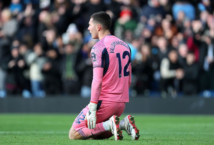 Hakon Rafn Valdimarsson á hnjánum á Turf Moor í gær, þegar hann fékk langþráð tækifæri í ensku úrvalsdeildinni.