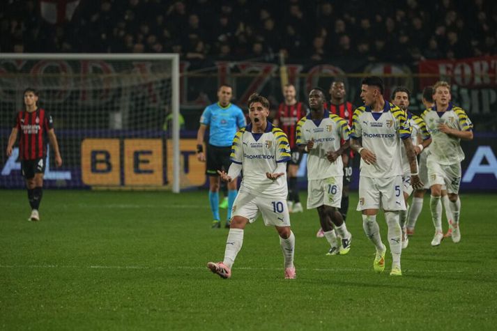 Adrian Bernabe fagnar marki sínu í kvöld