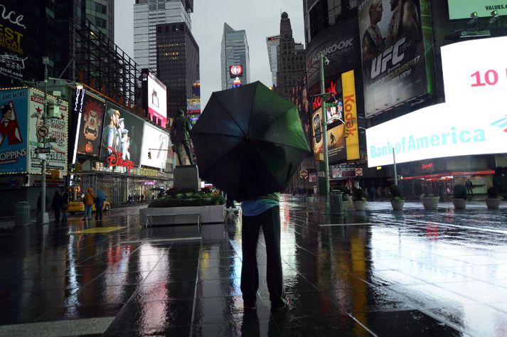 Það er óvenjulegt að göturnar í New York séu nær mannlausar en nú þegar fellibylurinn Sandy nálgast halda flestir sig innandyra.