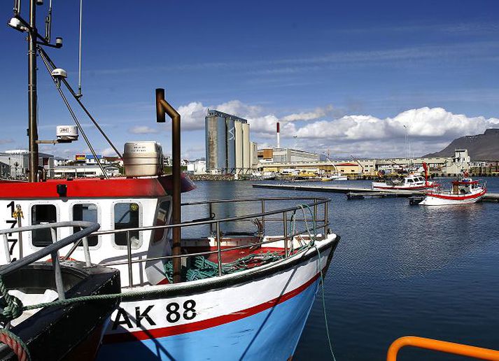 akranes Tekist er á um hvort framlengja eigi samning um tölvuþjónustu bæjarins eða bjóða hana út. Minnihlutinn telur meirihlutann heykjast á samþykkt bæjarráðs um útboð.fréttalblaðið/gva