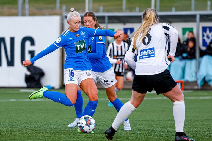 Jasmín Erla Ingadóttir með boltann í leik gegn KR í sumar og Gyða Kristín Gunnarsdóttir í bakgrunn.