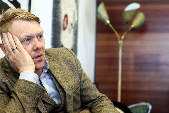Segir faðir sinn hafa hlotið lítinn frama hjá lögreglunni þótt hann væri bæði vandvirkur og duglegur. Það að hann var "kommi“ hafi haft félagsleg- og efnahaglseg áhrif á fjölskyldu hans.